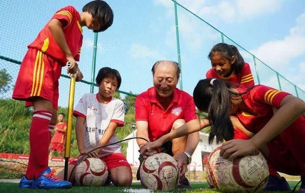新华社：为何这个山区县学生家长给足球教育“打call”？